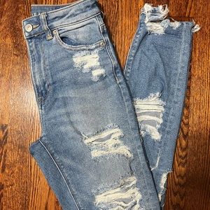 SOLD. american eagle mom jeans. light washed & stretchy.